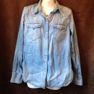 Cute Levi's denim shirt